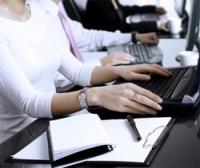 Internet conecta a los ciudadanos con las administraciones públicas Centros públicos con largas colas para hacer la declaración de la renta o para solicitar un impreso. Esta imagen habitual en...